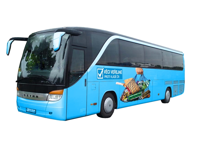Autobus, kterým Věci veřejné vozí zájemce o nákupy do zahraničí. Autobus, kterým Věci veřejné vozí zájemce o nákupy do zahraničí.