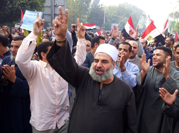 Před univerzitou v Káhiře se v sobotu sešly tisíce Egypťanů, aby podpořily prezidenta Muhammada Mursího.