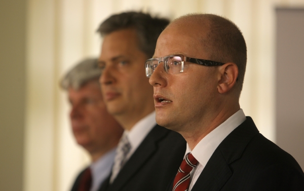 Bohuslav Sobotka (vpravo), lídr ČSSD, na snímku s Jiřím Dienstbierem (uprostřed).