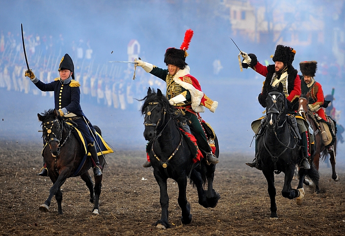 Bitva u Slavkova patří k nejznámějším vojenským konfliktům, které se odehrály na území Moravy. Napoleon v ní porazil armády rakouského císaře Františka I. a ruského cara Alexandra I. V bitvě tehdy zahynulo dvacet tisíc vojáků. Bitva u Slavkova patří k nejznámějším vojenským konfliktům, které se odehrály na území Moravy. Napoleon v ní porazil armády rakouského císaře Františka I. a ruského cara Alexandra I. V bitvě tehdy zahynulo dvacet tisíc vojáků.