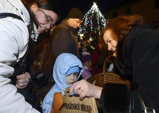 Na Jiřském náměstí rozsvítila strom první dáma Livia Klausová.
