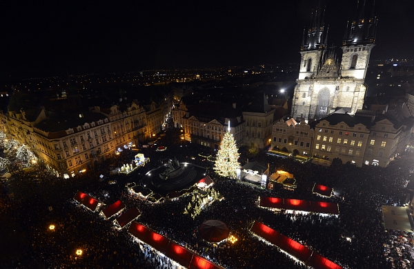Vánoční smrk měří bezmála 30 metrů. Vánoční smrk měří bezmála 30 metrů.