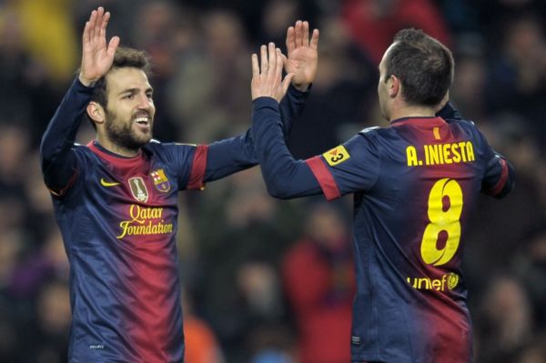 Fotbalisté Barcelony se radují z gólu.