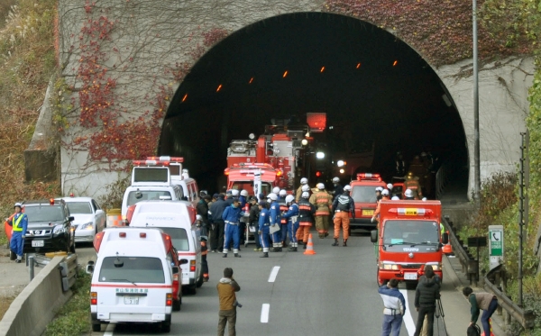 V Japonsku se zřítil dálniční tunel, řidiči uhořeli.