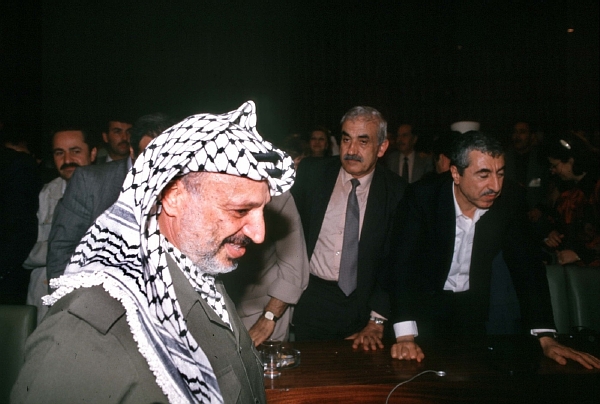 Jásir Arafat zemřel v roce 2004 za nejasných okolností. Podle některých teorií byl otráven. Jásir Arafat zemřel v roce 2004 za nejasných okolností. Podle některých teorií byl otráven.