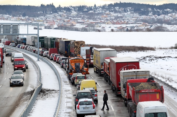 Délka řady stojících nákladních i osobních automobilů v neděli podle ruských médií dosáhla i dvou set kilometrů (ilustrační foto).