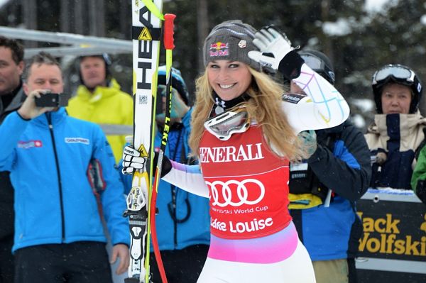Americká lyžařka Lindsey Vonnová se raduje z triumfu.