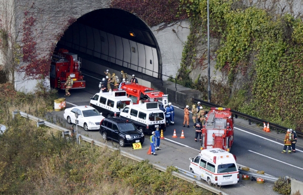 Tunel o délce necelých pět kilometrů se nachází v prefektuře Jamanaši a od Tokia je vzdálen asi 80 kilometrů.