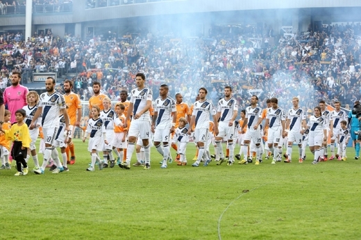 Kdo by očekával, že v USA se diváci neumí fotbalem bavit tak jako v Evropě, musel by změnit názor. Na stadionu v Los Angeles bylo pořádně živo.