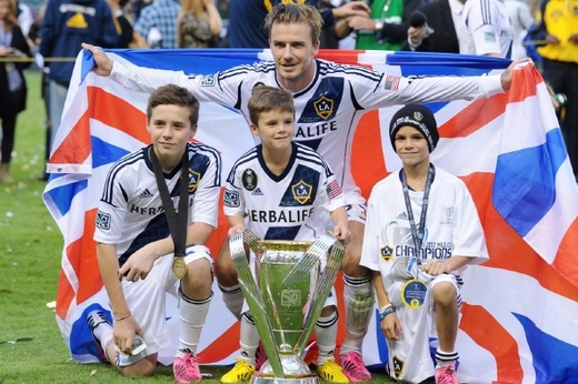 David Beckham i přes pětileté působení v USA nezapomněl na svou rodnou vlast. Titul oslavoval pod britským praporem, přibral k sobě i své tři syny.