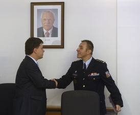 Ministr spravedlnosti Pavel Blažek (vlevo) a nový generální ředitel vězeňské služby Petr Dohnal.