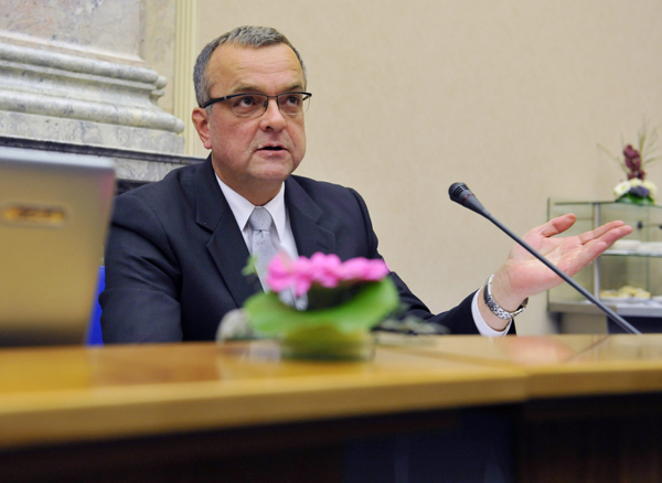 Ministr financí Miroslav Kalousek doufá, že plánovaný schodek bude dodržen. Ministr financí Miroslav Kalousek doufá, že plánovaný schodek bude dodržen.