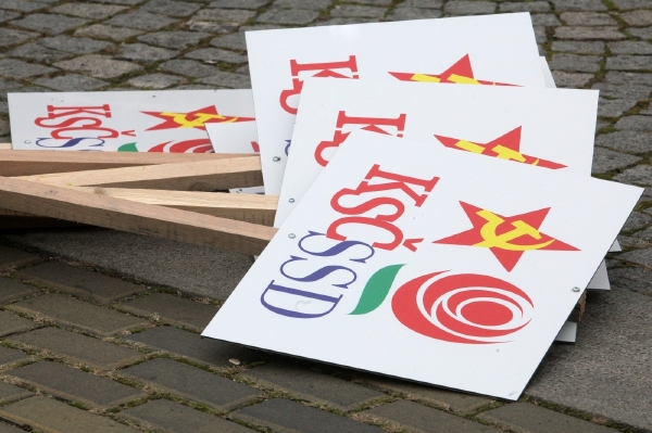 Snímek z demonstrace proti koalici ČSSD S KSČM v Českých Budějovicích.