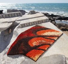 Oranžová koupelnová předložka od Blanky Matragi.
