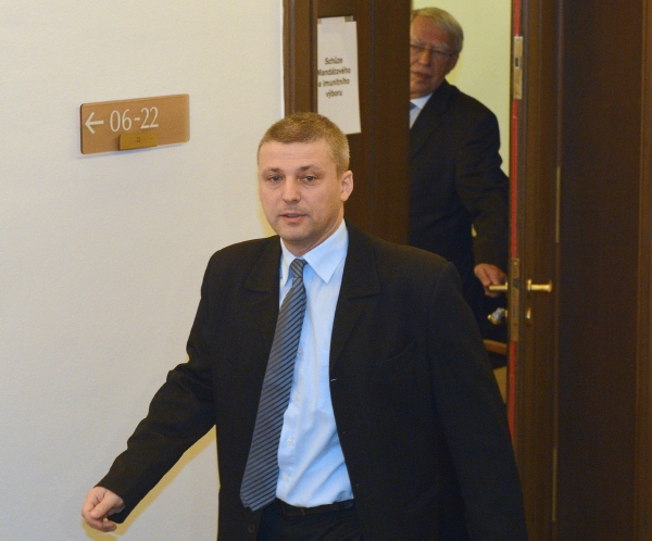 Poslanec Roman Pekárek odchází 29. listopadu z jednání sněmovního mandátového a imunitního výboru.