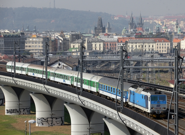 Režijní jízdenky Českých drah (ČD) od ledna zdraží ze současných 500 korun na 750 korun ročně.