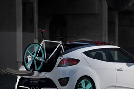 Koncept kabrioletu na bázi modelu Veloster řeší i přepravu jízdních kol.
