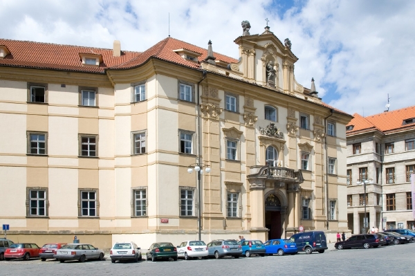 Hasiči v úterý ráno likvidovali požár v administrativní části Národní knihovny v pražském Klementinu. 