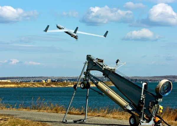 ScanEagle je 1,2 metru dlouhý a má třímetrové rozpětí křídel. ScanEagle je 1,2 metru dlouhý a má třímetrové rozpětí křídel.