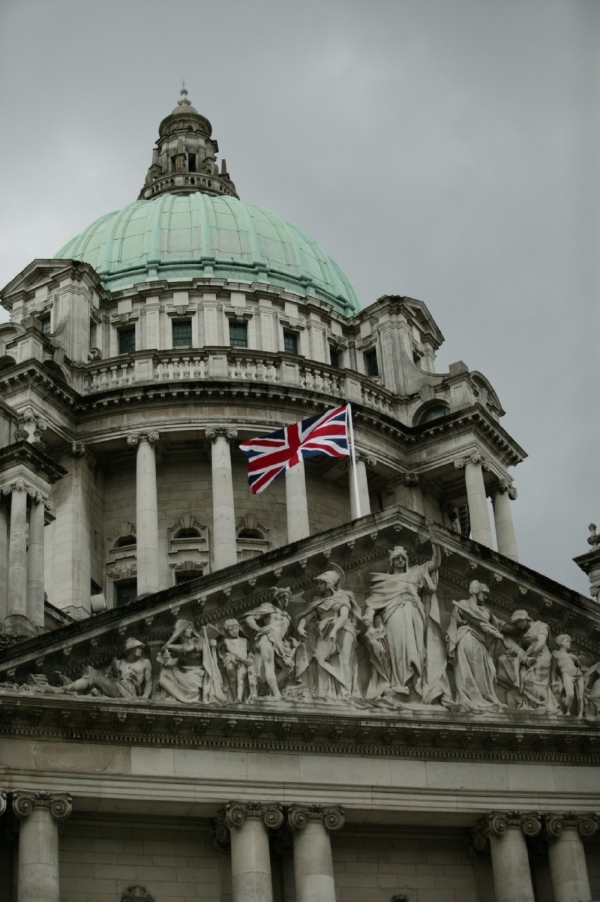 Britská vlajka nad belfastskou radnicí doposud vlála denně od roku 1906, kdy budova byla zprovozněna.