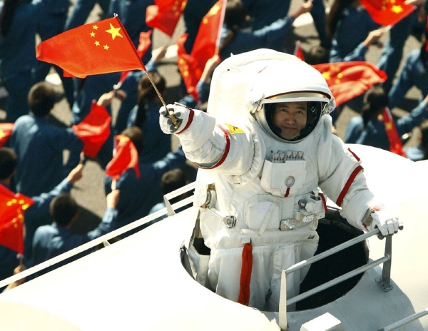 Čínští astronauti by prý mohli v kosmu založit buňku komunistické strany.