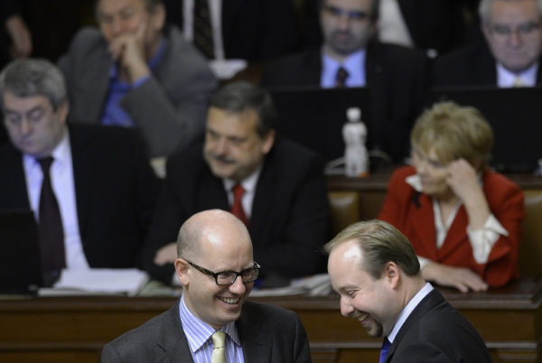Předseda ČSSD Bohuslav Sobotka (vlevo) a předseda poslaneckého klubu ČSSD Jeroným Tejc na prosincové schůzi Poslanecké sněmovny.