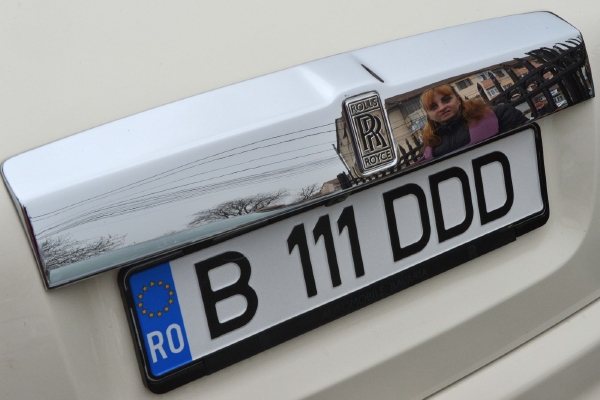 Kandidát Dan Diaconescu, jenž se prezentuje jako šampion boje proti korupci, přestože je souzen právě za korupci, má na svém automobilu Rolls-Royce obligátní "kmotrovskou" značku.