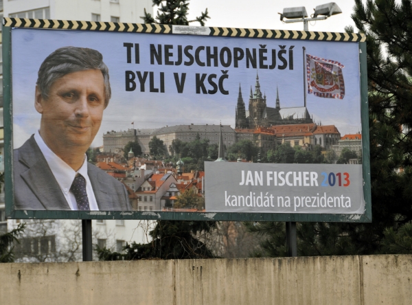 Billboard s portrétem prezidentského kandidáta Jana Fischera, který poukazuje na jeho někdejší členství v Komunistické straně Československa. Billboard s portrétem prezidentského kandidáta Jana Fischera, který poukazuje na jeho někdejší členství v Komunistické straně Československa.