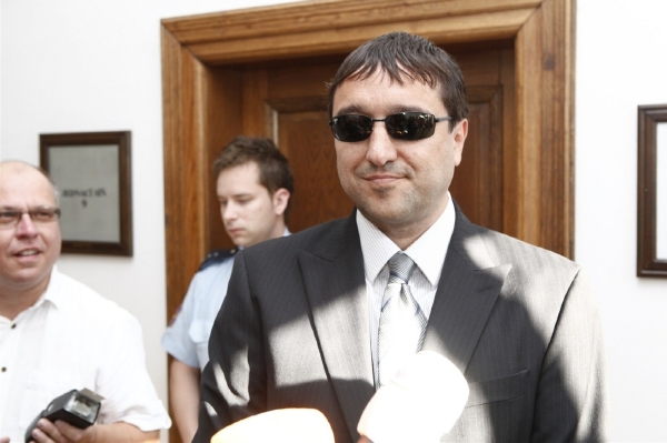 Aleš Trpišovský u Krajského soudu v Praze (květen 2012).