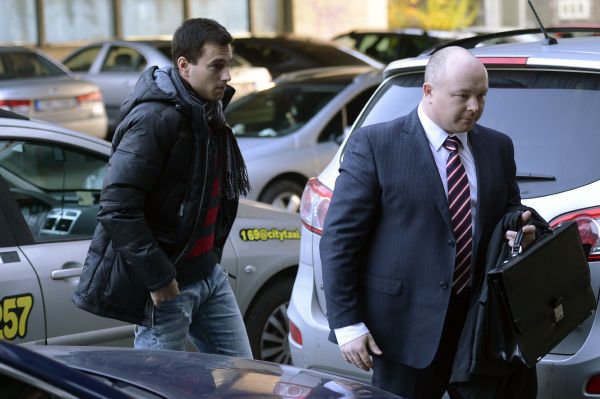 Rozhodčí Tomáš Adámek (vlevo) přichází 20. listopadu na mimořádné zasedání disciplinární komise Fotbalové asociace ČR v Praze. Rozhodčí Tomáš Adámek (vlevo) přichází 20. listopadu na mimořádné zasedání disciplinární komise Fotbalové asociace ČR v Praze.