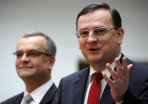 Premiér Petr Nečas spolu s ministrem financí Miroslavem Kalouskem nyní musí znovu počítat s hlasovací kázní těžce slepované koalice.
