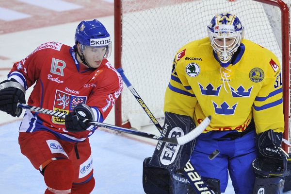 Ladislav Šmíd před švédským brankářem Gustafem Wesslauem v utkání Euro Hockey Tour. Ladislav Šmíd před švédským brankářem Gustafem Wesslauem v utkání Euro Hockey Tour.