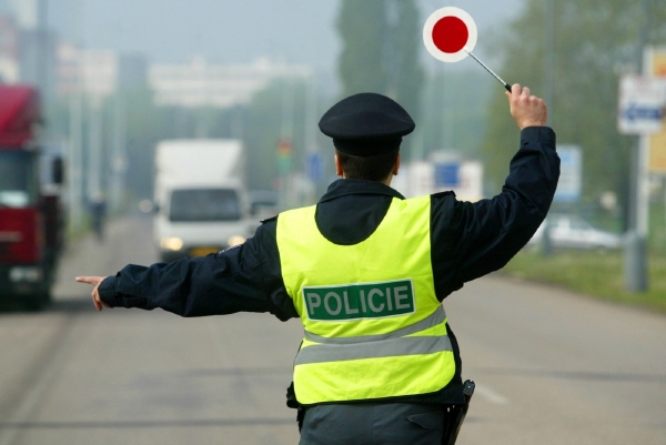Policie předala nezletilého chlapce otci. Mladík se dopustil několika přestupků (ilustrační foto). Policie předala nezletilého chlapce otci. Mladík se dopustil několika přestupků (ilustrační foto).