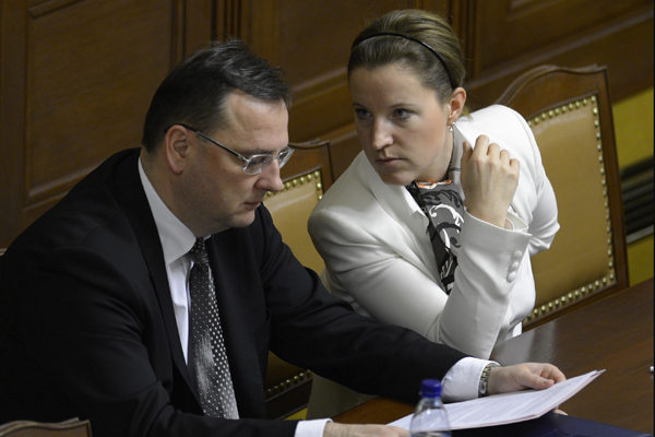 Předseda vlády Petr Nečas (vlevo) a vicepremiérka Karolína Peake (vpravo).