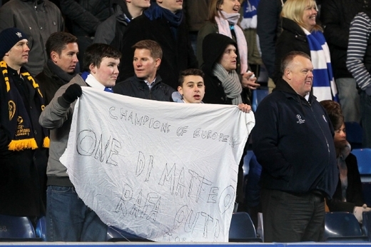 Mnoho fanoušků nadále dává najevo podporu bývalému trenérovi Robertu Di Matteovi, s nímž Chelsea v minulém ročníku nečekaně vyhrála Ligu mistrů.