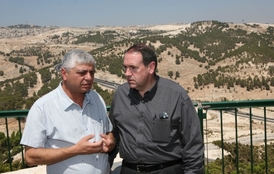 Americký republikán Mike Huckabee (vpravo) s Beni Kashrielele, starostou sídliště Maale Adumim u kontroverzní oblasti E1.