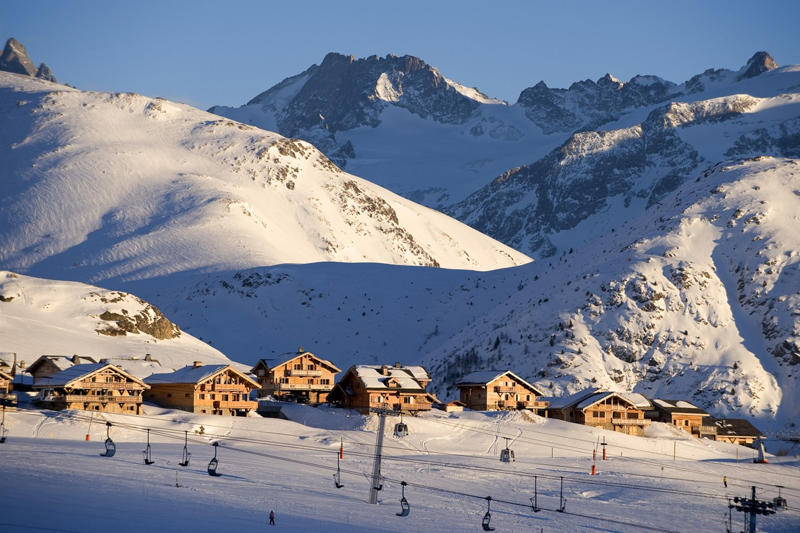 ALPE D'HUEZ, FRANCIE. Skiareál je otevřen od prosince do dubna a je ideální pro začátečníky, kterým nabízí 38 tratí, i pro pokročilé, kteří si mohou vychutnat až 34 lyžařských tratí. Za šestidenní lyžování tu zaplatíte 147 až 210 euro (3800 až 5460 korun). ALPE D'HUEZ, FRANCIE. Skiareál je otevřen od prosince do dubna a je ideální pro začátečníky, kterým nabízí 38 tratí, i pro pokročilé, kteří si mohou vychutnat až 34 lyžařských tratí. Za šestidenní lyžování tu zaplatíte 147 až 210 euro (3800 až 5460 korun).