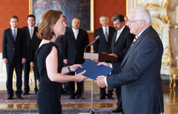 Prezident Klaus příliš nedůvěřuje schopnostem Karolíny Peake.