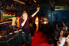 Album vtahuje posluchače na reggae party.