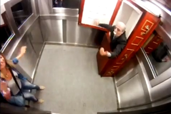 Muž nalíčený jako mrtvola vylézá z rakve ve výtahu. A slečna ječí a ječí... Muž nalíčený jako mrtvola vylézá z rakve ve výtahu. A slečna ječí a ječí...