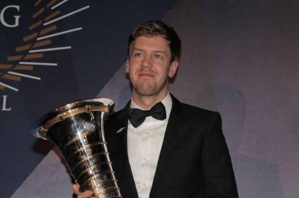 Zapomenutý pas zkomplikoval německému šampionovi formule 1 Sebastianu Vettelovi cestu na páteční galavečer Mezinárodní automobilové federace FIA v Istanbulu. Zapomenutý pas zkomplikoval německému šampionovi formule 1 Sebastianu Vettelovi cestu na páteční galavečer Mezinárodní automobilové federace FIA v Istanbulu.