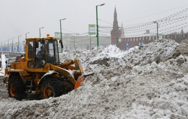 Jenom v Moskvě v sobotu bylo nasazeno 7300 lidí na posypové práce.