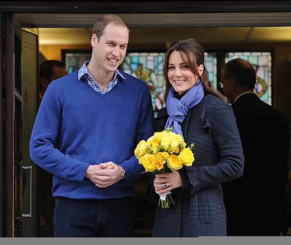 Kate a William před londýnskou nemocnicí.