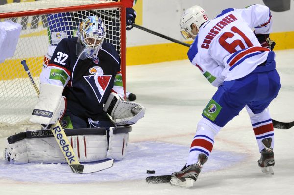 Brankář Jaroslav Janus (vlevo) ze Slovanu a hráč Lva Praha Erik Christensen.
