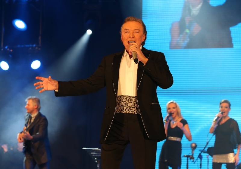 Zpěvák Karel Gott na vánočním koncertě v pražské O2 Aréně.