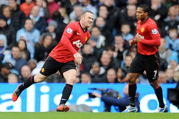 Rooney se v derby mohl radovat hned dvakrát. Rooney se v derby mohl radovat hned dvakrát.