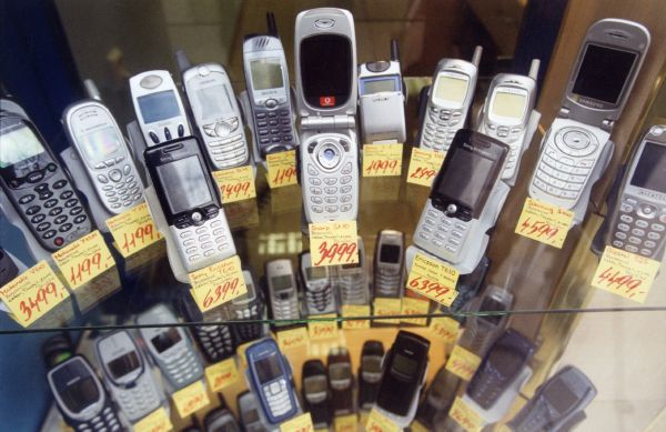 V domácnostech leží na devět milionů starých, často funkčních mobilních telefonů, ke kterým po Vánocích přibudou stovky tisíc dalších.