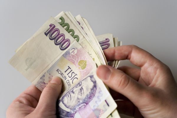Počet lidí, kteří dostávají 13.plat či finanční odměny, už řadu let klesá. 