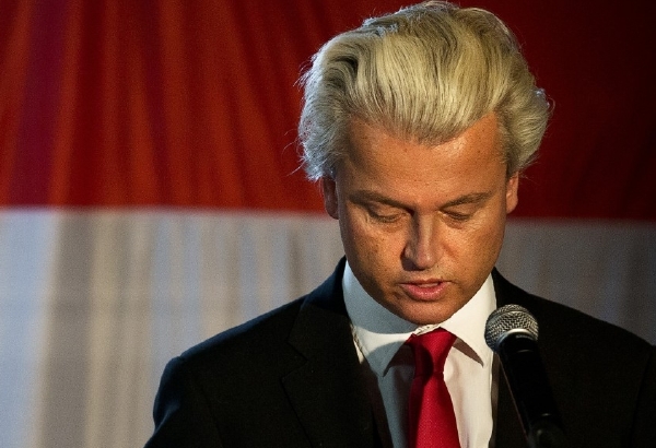 Wilders vede žebříček popularity politických stran. A připomíná zavražděného rozhodčího.