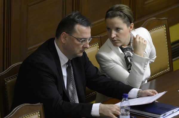 Premiér Petr Nečas (ODS) a vicepremiérka Karolína Peake (LIDEM).